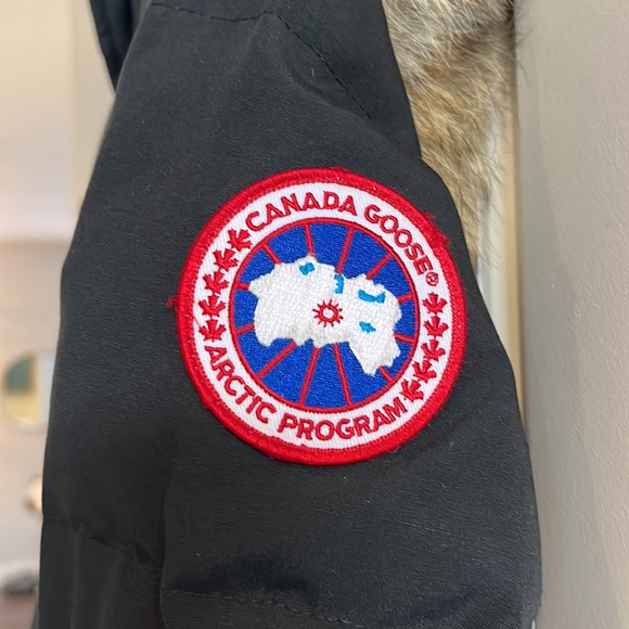 Black Canada Goose Shelburne Parka - Size Medium - Picture 2 of 5